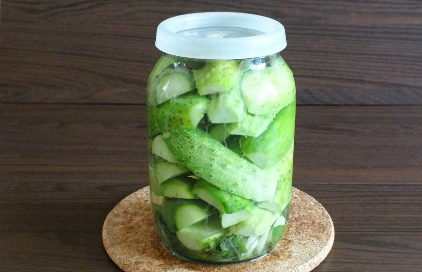 1. Этап. Малосольные огурцы с мятой и чесноком: Банку закройте пластмассовой крышкой. Остудите при комнатной температуре, после уберите в холодильник на 3-е суток.