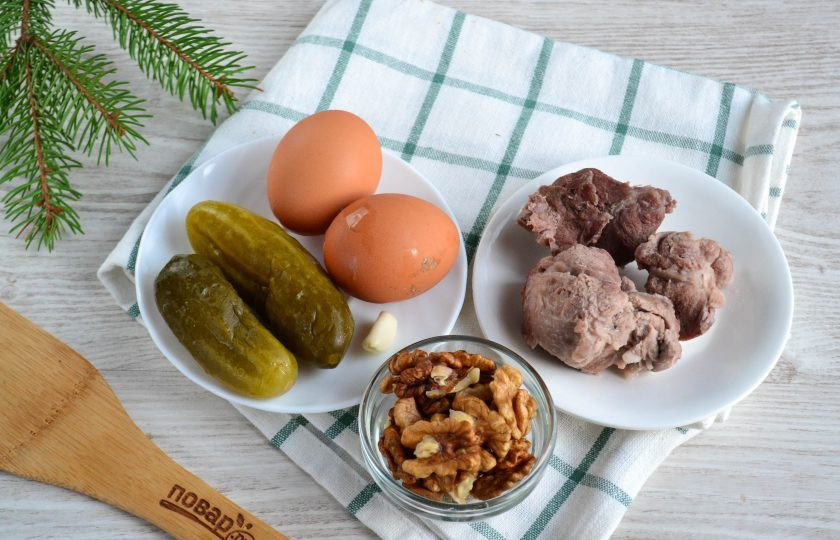 1. Этап. Мясной салат с орехами: Подготовьте все необходимые ингредиенты. Свинину предварительно отварите до готовности. Яйца отварите вкрутую.