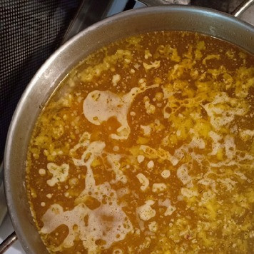 1. Этап. Суп с клецками на курином бульоне: Куриный бульон довести до кипения, посолить по вкусу, добавить туда спассерованные овощи, картофель и приправу.