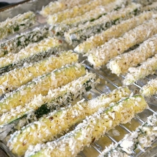 1. Этап. Цуккини фри: Запанированные кусочки цуккини выкладываем на решетку, под решетку подстилаем фольгу - чтобы не запачкать духовку. Ставим решетку в духовку и запекаем 15 минут при 200 градусах до золотистой корочки кляра.