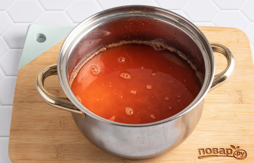 1. Этап. Рецепт томатного сока на зиму в домашних условиях из помидоров: Перелейте в кастрюлю, добавьте сахар и соль по вкусу. Снова доведите до кипения и проварите 5 минут. В конце добавьте щепотку лимонной кислоты.