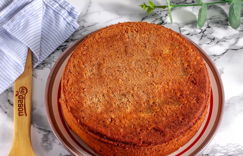 1. Этап. Десерт Панчо в стакане: Испеките шоколадный бисквит примерно 25 минут и оставьте остывать, перевернув форму на бок или дном верх, чтобы бисквит не опал.