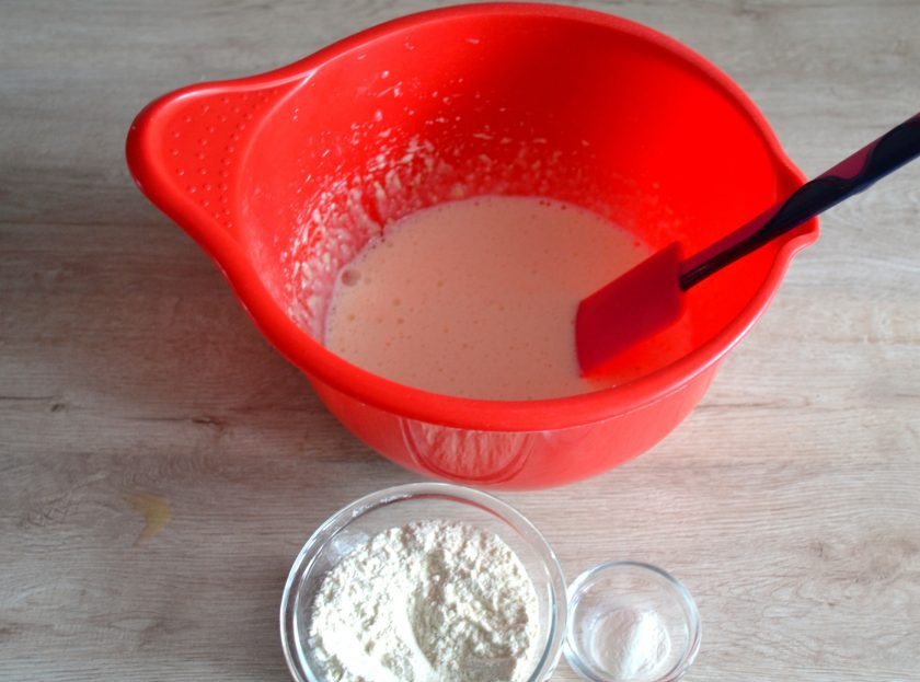 1. Этап. Торт Груши в карамели: Всыпьте смесь муки с разрыхлителем и щепоткой соли, силиконовой лопаточкой замесите тесто.