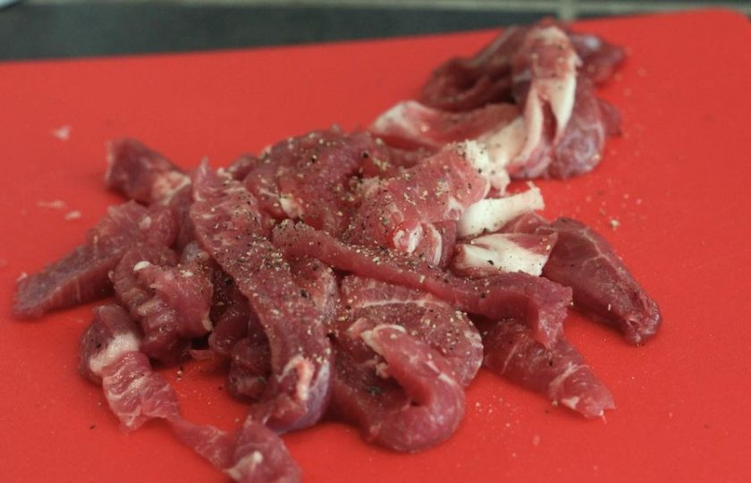 1. Этап. Свинина в кисло-сладком соусе по-китайски: Мясо нарежьте тонкими полосками, слегка присолите и присыпьте солью.