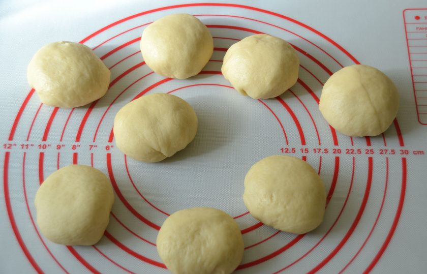 1. Этап. Булочки Бухтельн: Разделите тесто на 8 равных частей, подкатайте в шар.