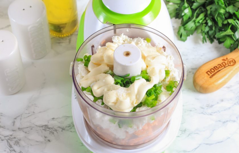 1. Этап. Мусс из копченого лосося: Выложите майонез любой жирности и посолите. По желанию вы можете добавить и другие приправы, специи.