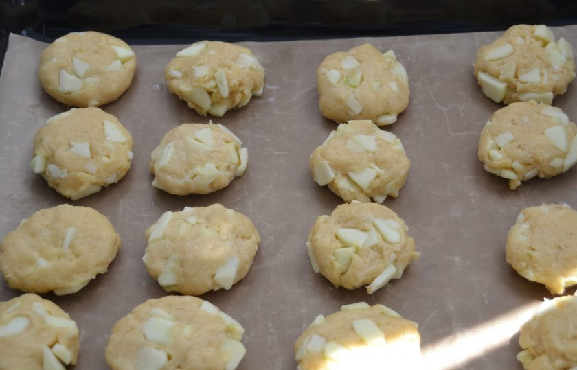 1. Этап. Итальянское яблочное печенье: Застелите противень бумагой для выпечки, выложите печенье с помощью ложки или формируя влажными руками.