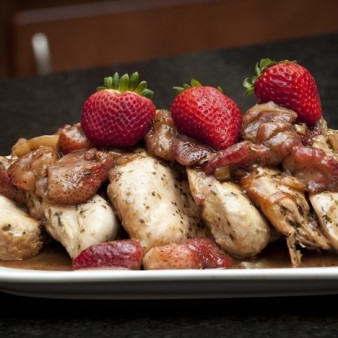 Курица с клубникой