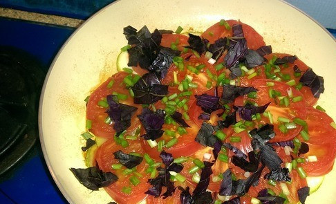 1. Этап. Омлет с кабачками и помидорами: Открываем крышку, даем выпариться жидкости. Затем присыпаем базиликом и измельченным зеленым луком.