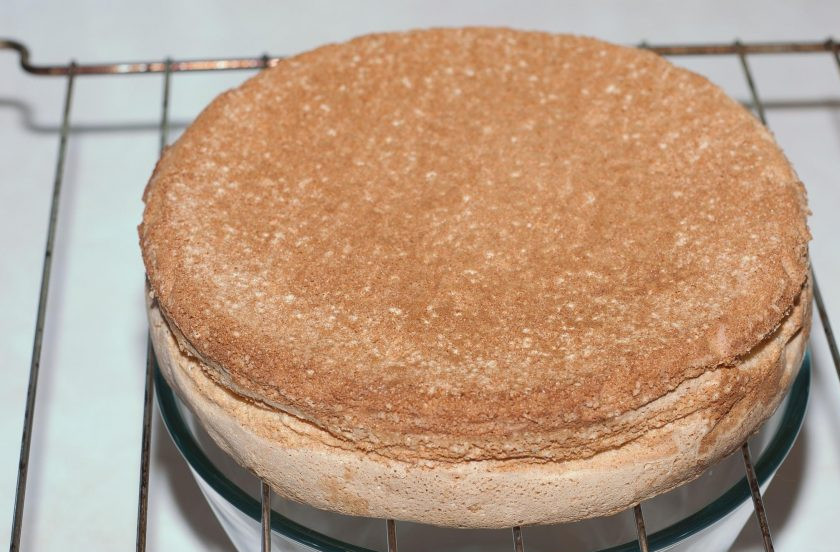 1. Этап. Торт с кремом из сливок: Готовый бисквит оставьте на 8-12 часов под полотенцем при комнатной температуре, чтобы он не размок при сборке. Текстура у него будет воздушной.