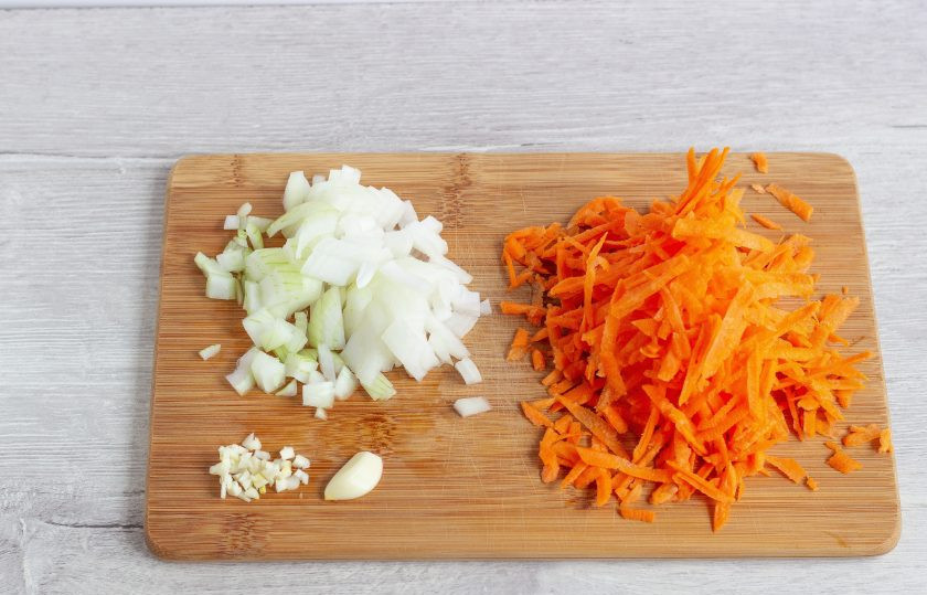 1. Этап. Картофельно-морковная запеканка с брокколи: Лук и чеснок мелко нарежьте, морковь натрите на крупной терке.