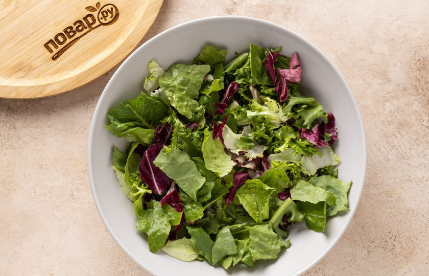 1. Этап. Салат с огурцами, помидорами и редиской: Зелень помойте, обсушите и переложите в глубокую миску.