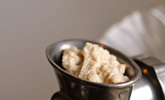 1. Этап. Котлеты с подливкой: 3. Белый хлеб, размоченный в молоке, пропускаем через мясорубку.