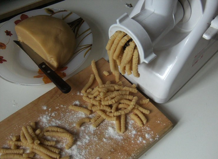 1. Этап. Печенье на майонезе через мясорубку: По истечении времени достаем тесто и начинаем перекручивать его через мясорубку. Червячки из теста должны падать на поверхность, посыпанную мукой.