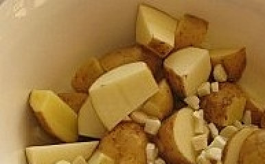 1. Этап. Картофель в рукаве в духовке: Добавить к картофелю.