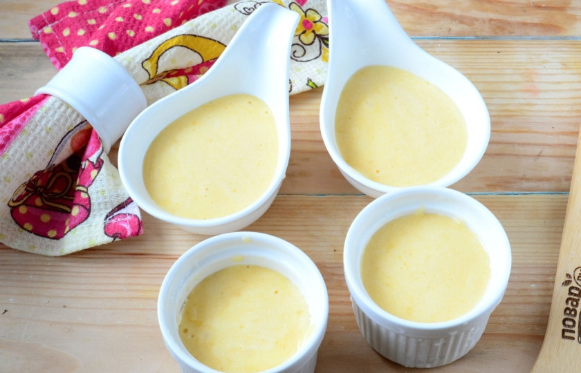 1. Этап. Суфле классическое: Переложите тесто для суфле в формочки и отправьте в заранее разогретую до 180 градусов духовку на 20 минут. Обратите внимание: заполняйте формочки примерно на 2/3 их объема, поскольку суфле увеличится в объеме достаточно сильно.