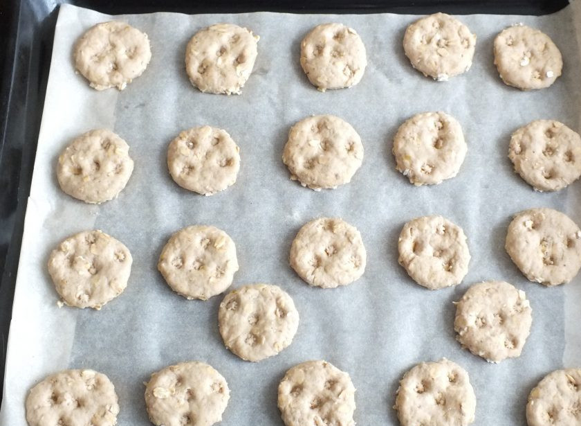 1. Этап. Печенье из яблок и бананов: Переложите заготовки на противень (застелите бумагой или смажьте предварительно маслом). Поставьте выпекаться в разогретую духовку на 15 минут.