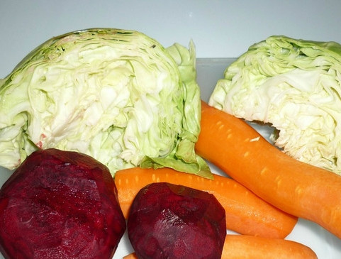 1. Этап. Салат очищающий для похудения: Подготавливаем овощи. Моем капусту, снимаем с неё старые листья, если есть. Чистим морковь и свеклу. Теперь берем терку и крупно натираем овощи.
