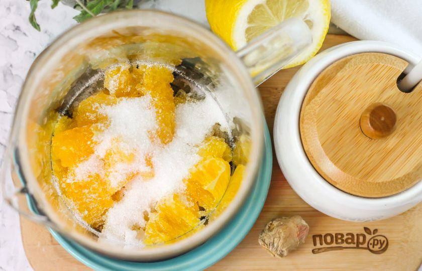 1. Этап. Апельсиновый чай с имбирем: Всыпьте сахарный песок. Если решите заменить его медом, то мед добавляйте только после того, как чай остынет до 35 градусов.