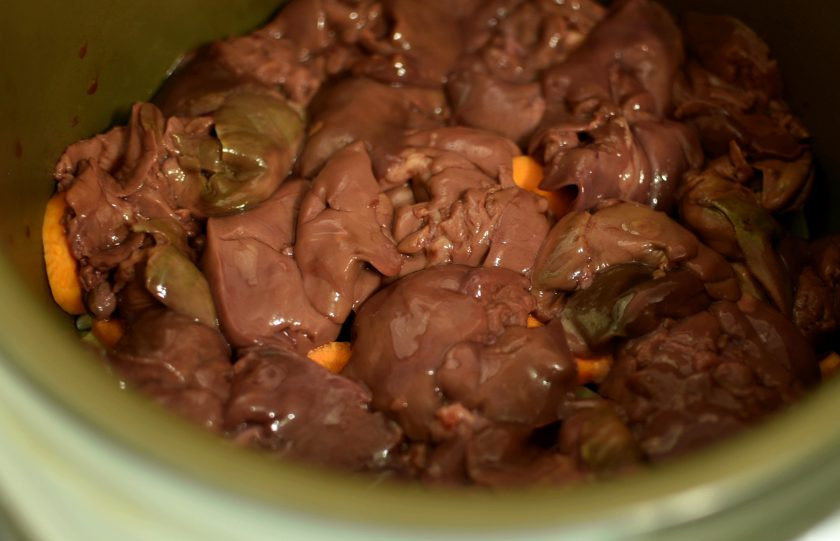 1. Этап. Паштет из куриной печени в мультиварке: Теперь черед куриной печени. Конечно, ее следует тщательно перебрать, хорошо промыть и обсушить.