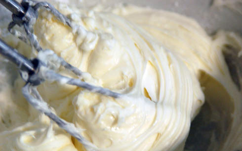 1. Этап. Пирог с арахисовым маслом: Хорошенько взбиваем до кремового состояния