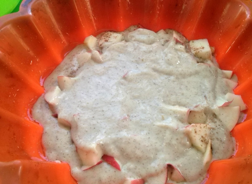 1. Этап. Вегетарианская шарлотка без яиц: Выложите теперь оставшееся тесто. Выпекайте пирог в разогретой до 180 градусов духовке 45-50 минут (до сухой спички).