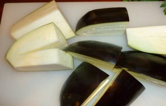 1. Этап. Маринованные баклажаны по-татарски: Баклажаны порежьте средними кусочками.