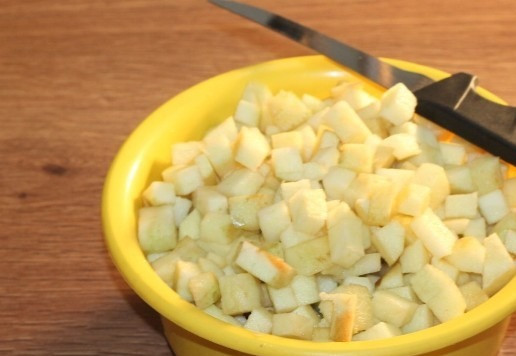 1. Этап. Пирожки с яблочной начинкой: 11. Приготовим начинку. Яблоки очищаем и нарезаем маленькими кубиками.