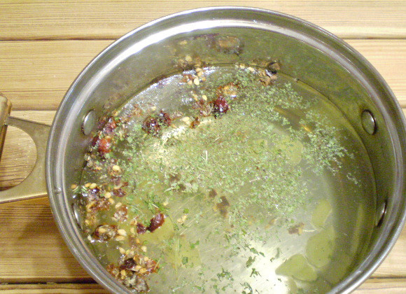 1. Этап. Напиток с имбирем для иммунитета: 5. Берем нержавеющую посудину или термос, можно стеклянный сосуд, складываем составляющие настоя. Заливаем кипятком. Укутываем. Настаиваем час.