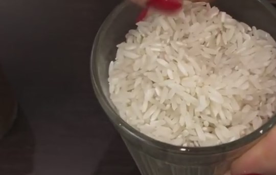 1. Этап. Постные голубцы с грибами (очень вкусно!): 2. Рис необходимо сварить до полуготовности. Я варила его в мультиварке, соотношение риса и воды должно быть 1:1, не забудьте подсолить воду. Рис выкладываем в тарелку, чтобы остыл.