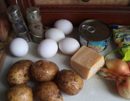 1. Этап. Салат Коза: 1. Приготовьте все необходимые ингредиенты для новогоднего салата “Коза”.