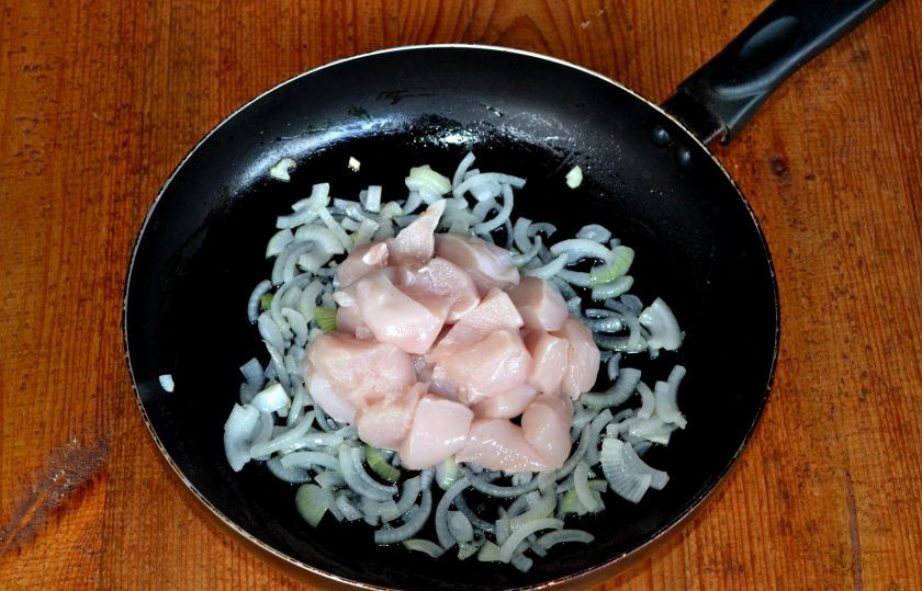 1. Этап. Плов за 30 минут в сковороде: Филе промойте, обсушите немного и нарежьте небольшими кусочками. Добавьте в сковороду и жарьте 3-4 минуты, помешивая.