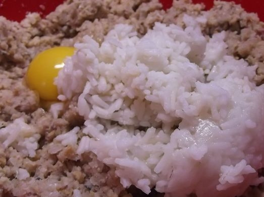 1. Этап. Тефтели из рыбы: Затем добавьте рис и яйцо. Перемешайте до единой консистенции.