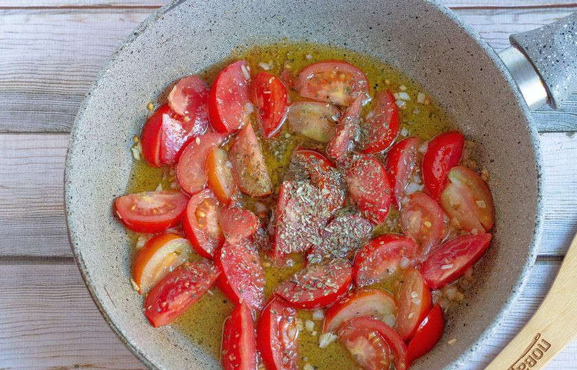 1. Этап. Паста с помидорами и маслинами: В оливковом масле обжарьте чеснок (1-2 минуты), затем добавьте помидоры. Когда помидоры пустят сок, добавьте по вкусу орегано и немного подсолите.