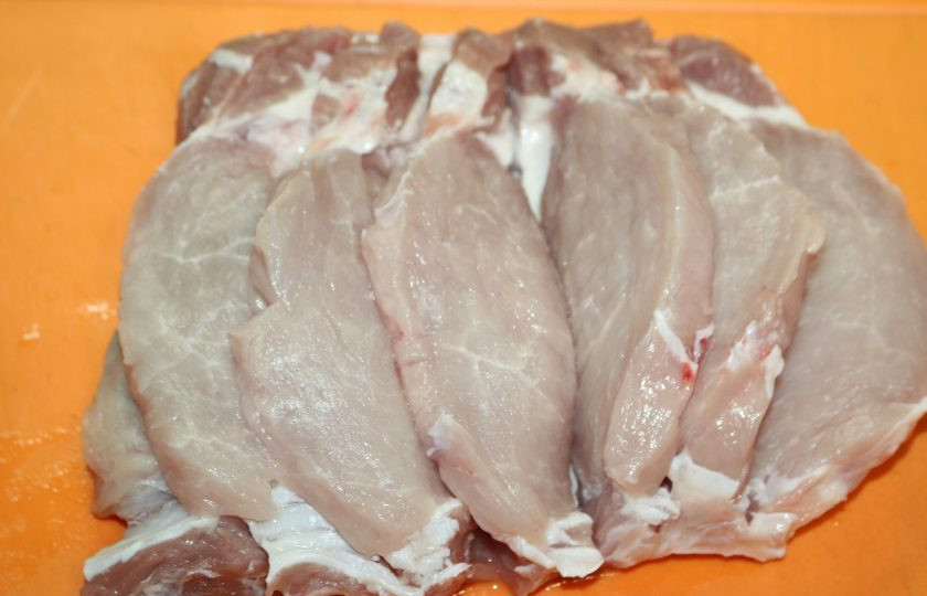 1. Этап. Мясо, запечённое гармошкой: Мясную вырезку хорошо промойте, обсушите бумажным полотенцем. Сделайте глубокие поперечные надрезы, не доходя до конца 1 см, так чтобы кусочки мяса получились толщиной 1-1.5 см.