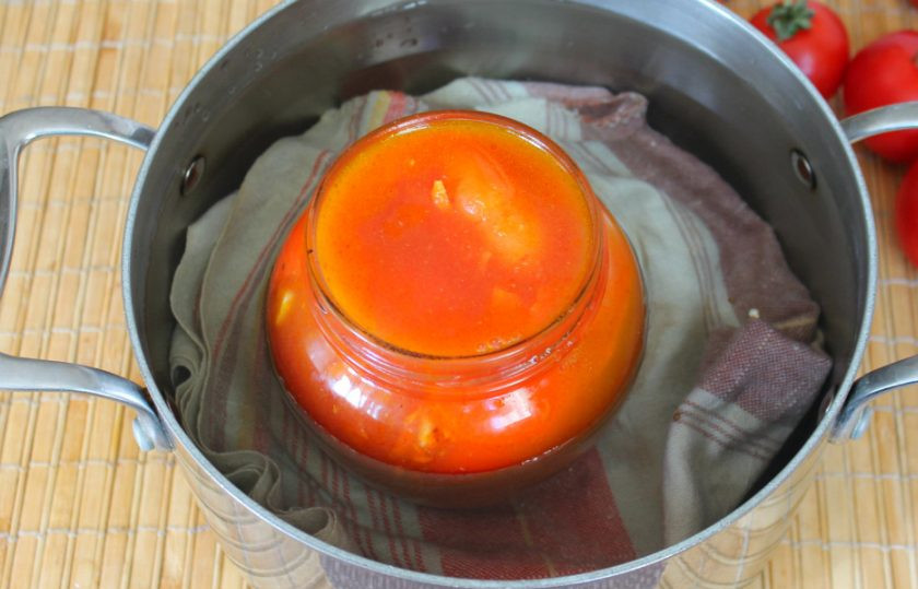 1. Этап. Перец фаршированный морковью на зиму: На дно кастрюли кладем х.б. ткань или полотенце. Ставим банку. В кастрюлю наливаем горячую воду до 