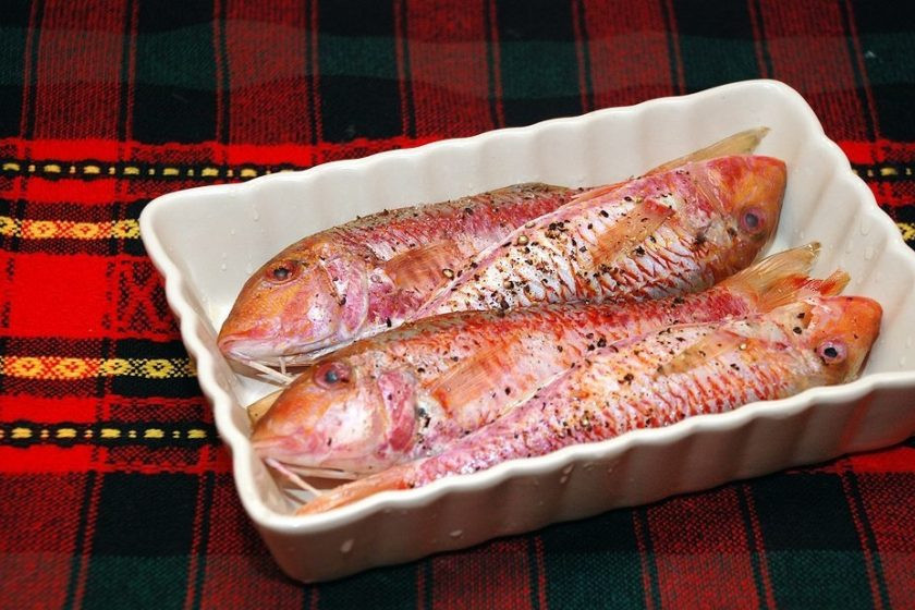 1. Этап. Рыба жаренная по-итальянски: Затем барабульки натрите солью и перцем. Влейте сок лимона. Оставьте рыбу мариноваться на 30 минут.