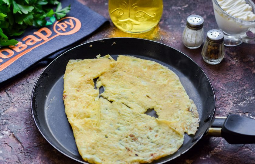 1. Этап. Салат из куриных сердечек: Перелейте яичную массу на смазанную маслом сковороду, жарьте омлет по минуте с каждой стороны.