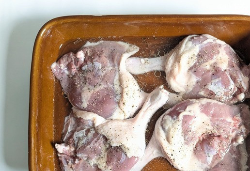 1. Этап. Нежные утиные ножки с ароматным маслом: Уложить кожей вниз в смазанную растительным маслом форму, налить воды, не покрывая ножки. У меня ушло 300 мл.