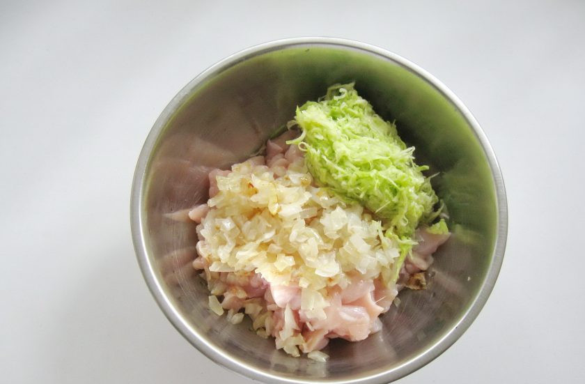 1. Этап. Рубленые куриные котлеты с кабачком: Кабачок помойте, очистите и натрите на терке. Добавьте в миску. Молодой можно не чистить.