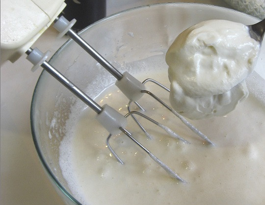 1. Этап. Пирог на маргарине с вареньем: 3. Добавить немного жирной сметаны и щепотку соды (предварительно погасив). Также можно использовать в рецепт приготовления пирога на маргарине с вареньем натуральный йогурт.