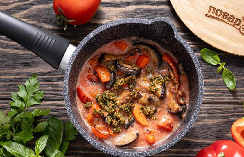 1. Этап. Аджапсандал с баклажаном и чесноком: Влейте томатное пюре в кастрюлю с толстым дном, добавьте измельченную кинзу с чесноком, солью и специями. Тушите на слабом огне 15 минут.