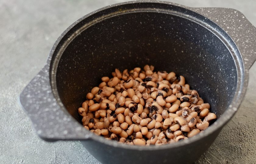 1. Этап. Паштет из бобов: Смените воду, варите бобы до мягкости около часа.