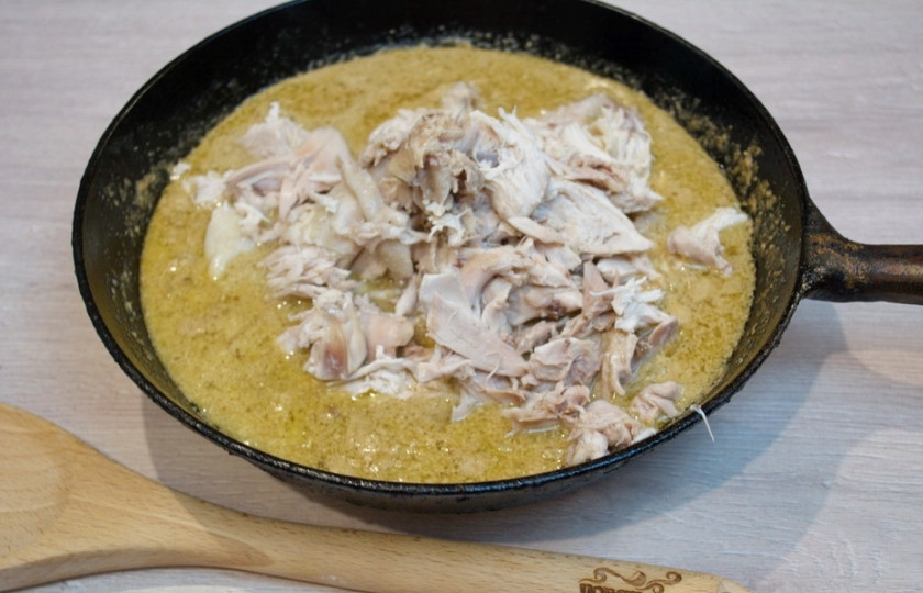 1. Этап. Классический сациви из курицы по-грузински: Курицу извлеките из бульона. Разберите руками на небольшие кусочки. Удалите кости. Мясо поместите в соус. Перемешайте.