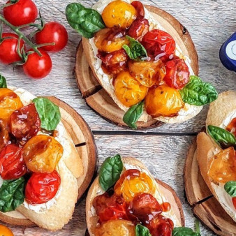 Брускетта с карамелизированными помидорами черри