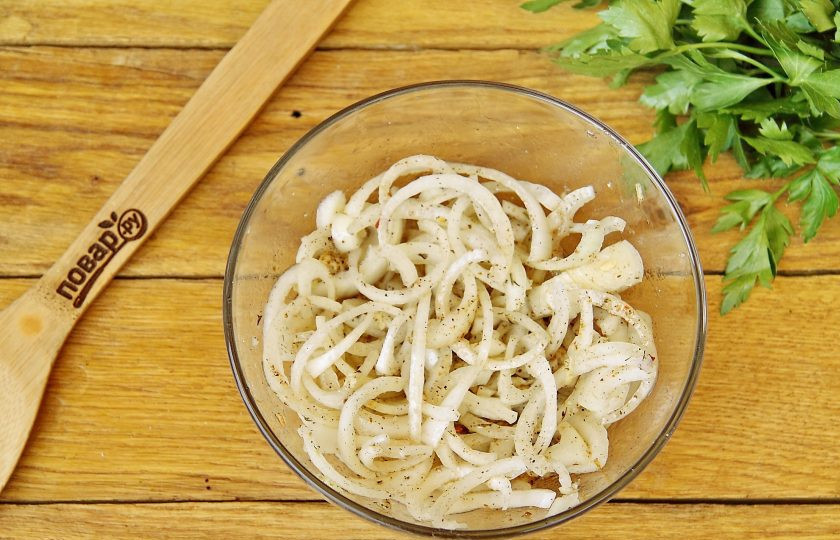 1. Этап. Шашлык с чесноком: Все компоненты для маринада тщательно перемешайте и помните руками, чтобы лук и чеснок пустили сок.