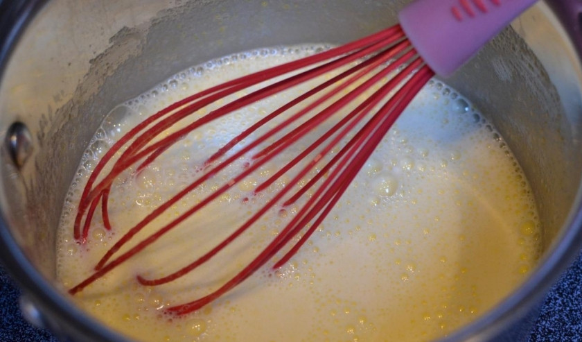 1. Этап. Малиновый торт: Добавьте молоко и ванилин и поставьте на слабый огонь постоянно помешивая.