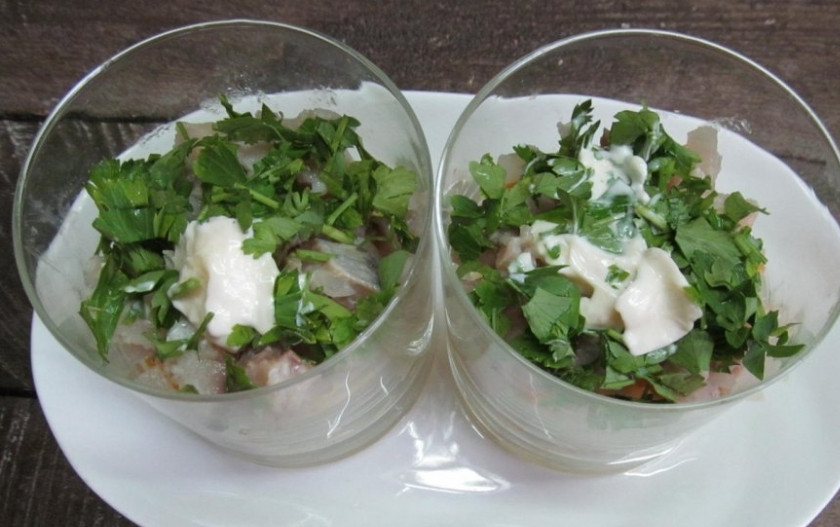 1. Этап. Селедка под шубой с маринованным луком: Добавляем часть измельченной зелень и немного майонеза.