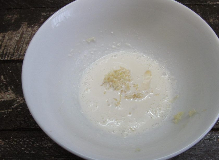 1. Этап. Салат Цада: Приготовьте заправку для салата. Смешайте сметану с солью по вкусу, зубчик чеснока пропустите через пресс. Соус можно приготовить в салатнике и добавлять туда остальные ингредиенты. А можно готовый салат полить соусом. Я готовила по первому способу.