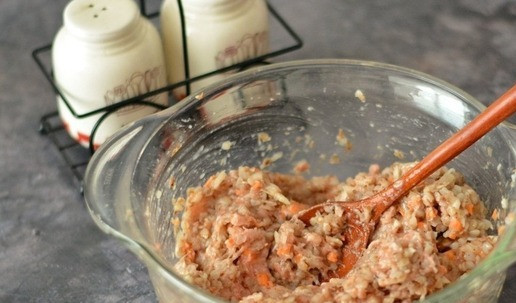 1. Этап. Гречаники в томатном соусе: Перемешайте фарш со всеми добавками очень тщательно.